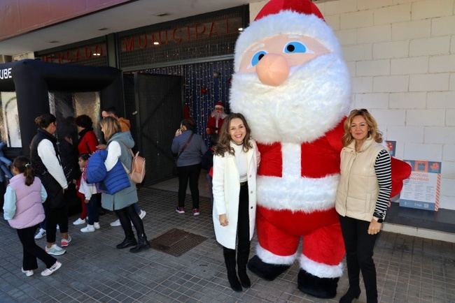 Un Papá Noel gigante invita a comprar en El Ejido