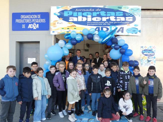 Jornada de puertas abiertas en la lonja de pescado de Adra