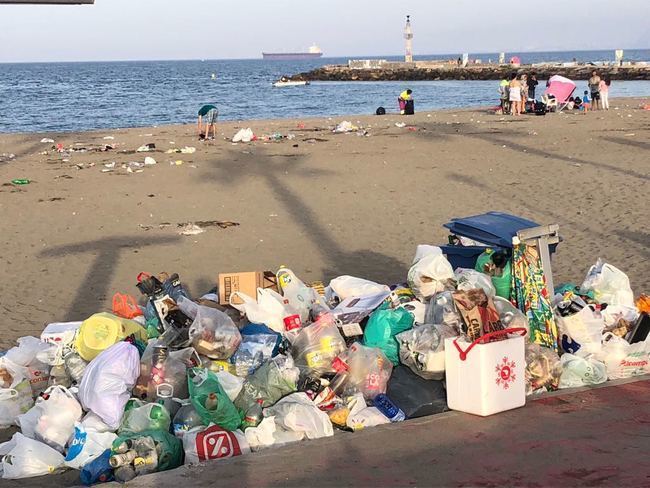 La Noche de San Juan dejó 24.580 kilos de basura en las playas de Almería