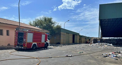 La concejala de Sostenibilidad garantiza la continuidad de la planta de reciclaje incendiada