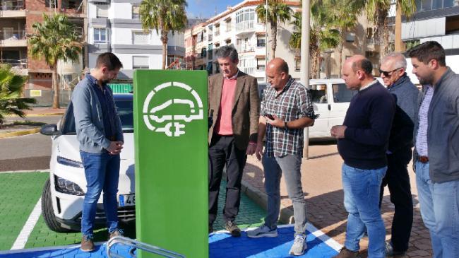 Adra ofrece un servicio gratuito de recarga de vehículos, bicicletas y patinetes eléctricos