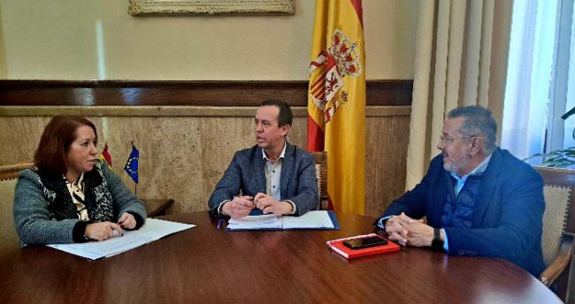 El subdelegado del Gobierno se reune con UGT y CCOO