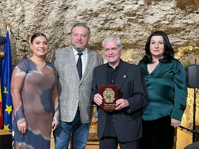 Alfonso Salmerón recibe el Gran Morato de Oro de la peña flamenca