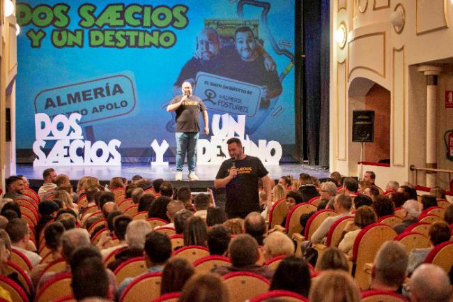 Almería Postureo triunfa con su humor sin filtro en el Teatro Apolo