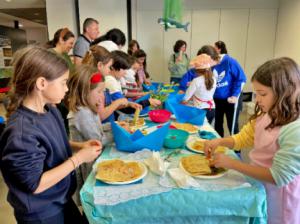 Niños aprenden a hacer deliciosos bocadillos azules