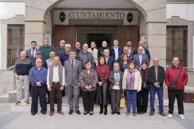 Escudo de Adra a una veintena de trabajadores municipales jubilados