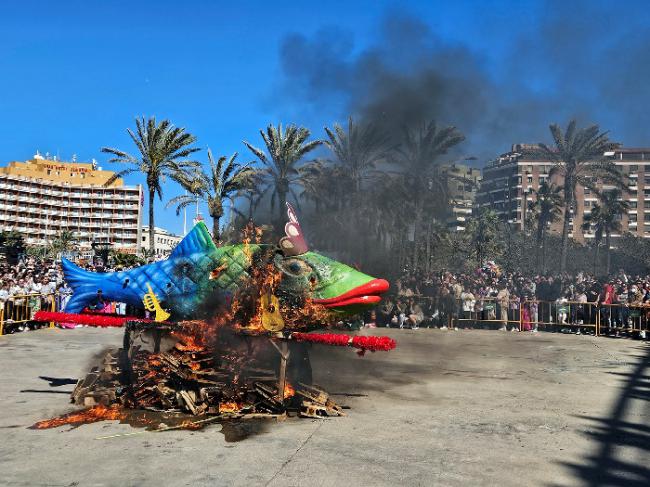 El Entierro de la Sardina pone fin al mes de Carnaval en Almería