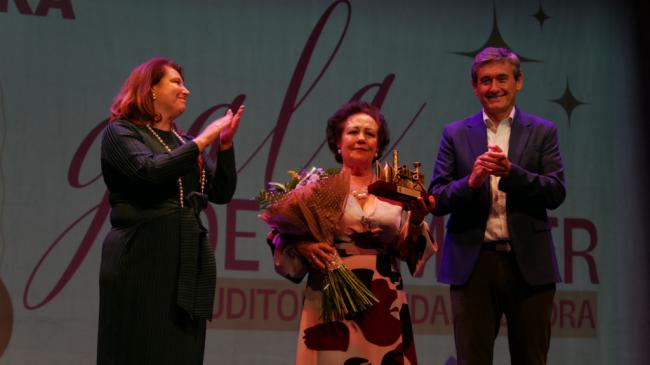 Adra celebra la Gala de la Mujer con un emotivo homenaje