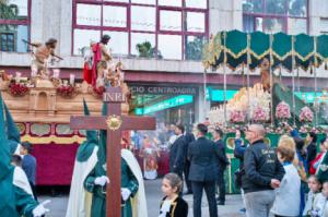 Fieles acompañan a las imágenes del Cristo de la Humildad y la Virgen de la Esperanza en Adra