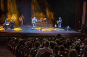 Los Secretos reviven la juventud de sus fans en concierto emotivo