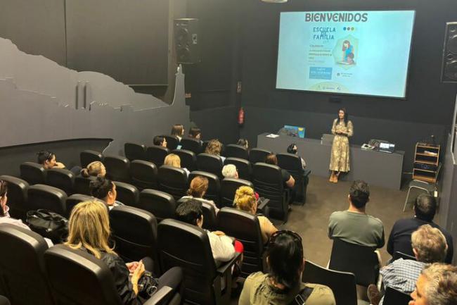 Adra celebra el coloquio de la Escuela de Familia sobre la conciliación familiar