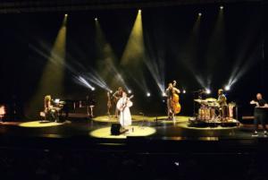 Valeria Castro emociona con un concierto en el Auditorio