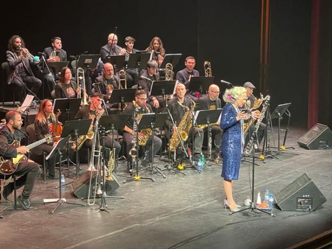 El Auditorio de Almería vive un momento mágico con la estrella del jazz Gunhild Carling y la Big Band Clasijazz