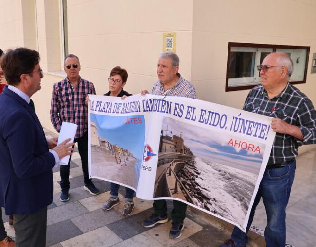 El Ejido apoya la concentración por la playa de Balerma