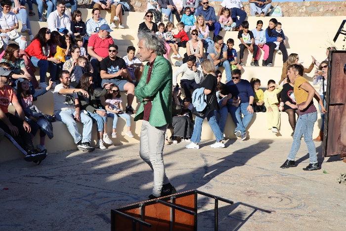 La fiesta del teatro de calle pistoletazo de salida al 47º Festival de Teatro de El Ejido