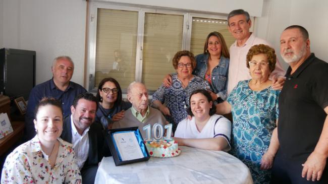 Adra felicita a un vecino de por su 101 cumpleaños