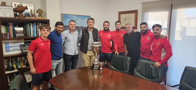 El alcalde de Adra recibe al equipo campeón de Liga