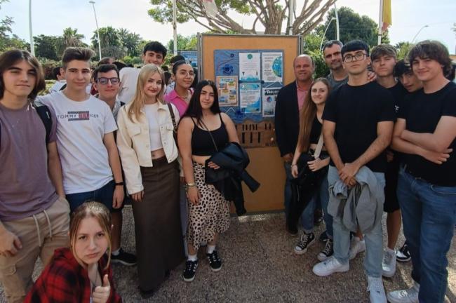 Institutos de Adra ponen su playa 'bonica'