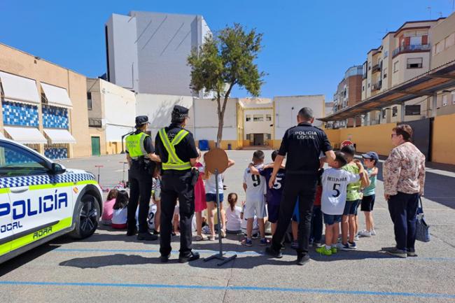 El programa Agente Tutor promueve la seguridad vial en Adra