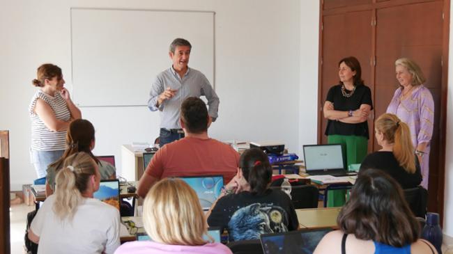 Manuel Cortés visita el inicio de dos nuevos cursos de formación en Adra