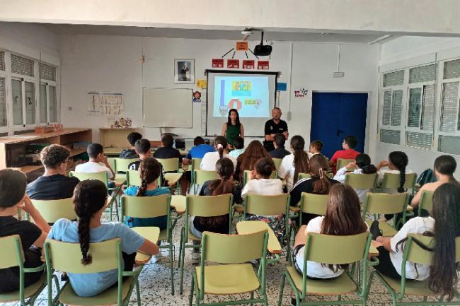 El Agente Tutor de Adra lleva a las aulas el acoso escolar y el ciberbullying