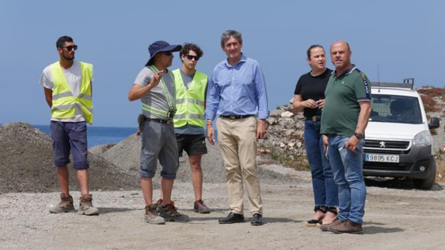 Manuel Cortés visita la playa de Guainos que está recibiendo aportaciones de arena