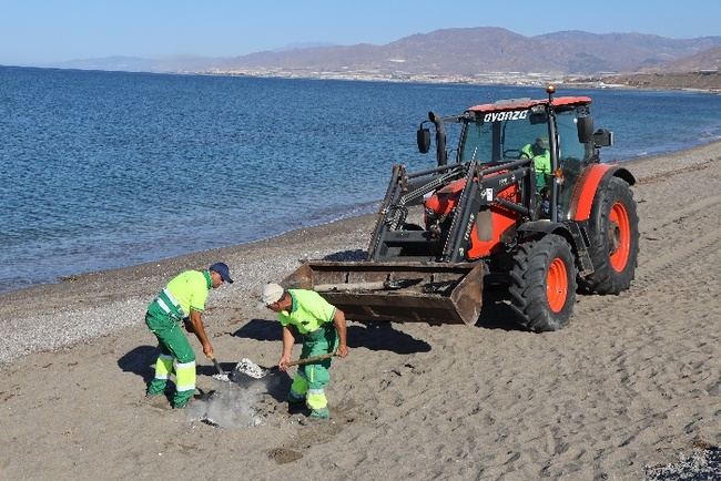 Las playas de El Ejido recuperan la normalidad tras la noche de San Juan