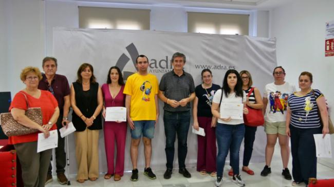 Manuel Cortés entrega el diploma al alumnado de los cursos de formación