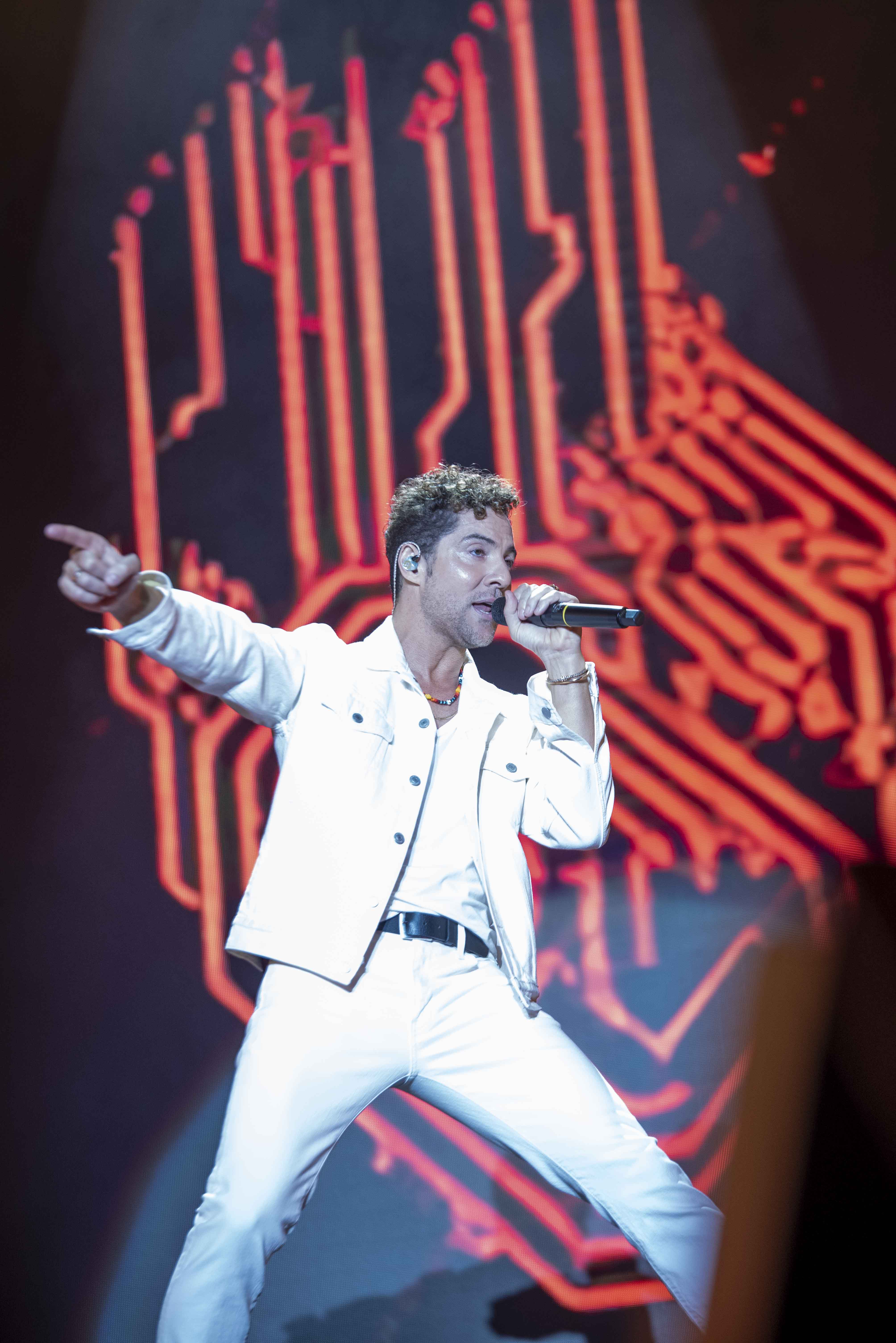 David Bisbal hace vibrar a más de 8.300 fans en un concierto épico en Almería