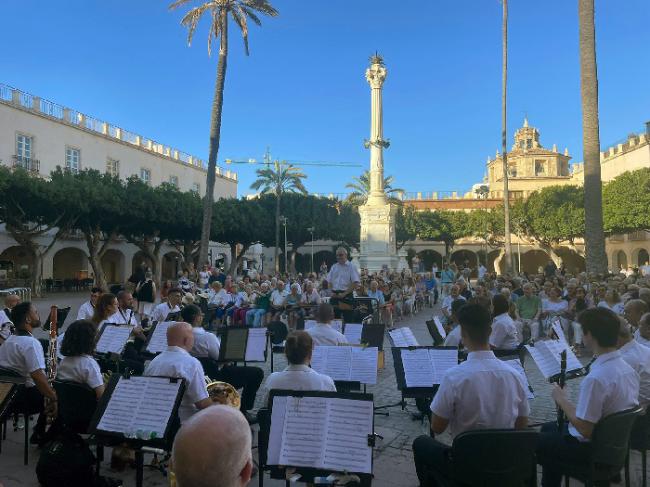 La Plaza de la Constitución se llena con la Banda Municipal de Música