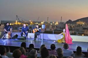 Estela Alonso deslumbra en la terraza del Ayuntamiento con su baile flamenco