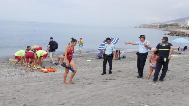 Simulacro de rescate de un bañista en la playa de la Sirena Loca de Adra