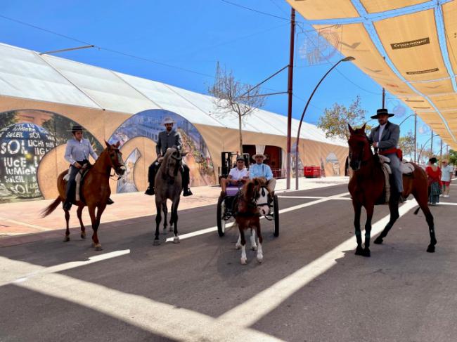 La belleza de los caballos y carruajes se pasea por un Recinto Ferial entoldado