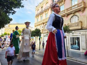 Gigantes y Cabezudos despiertan a Almería