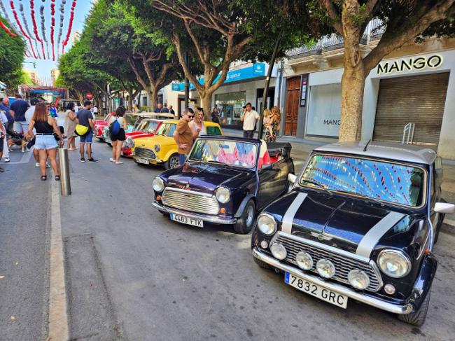 Los Mini Cooper y los Seat 600 toma el Paseo de Almería