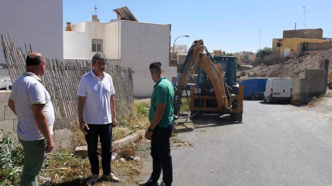 Adra acondiciona caminos agrícolas con las máquinas facilitadas por la Diputación de Almería