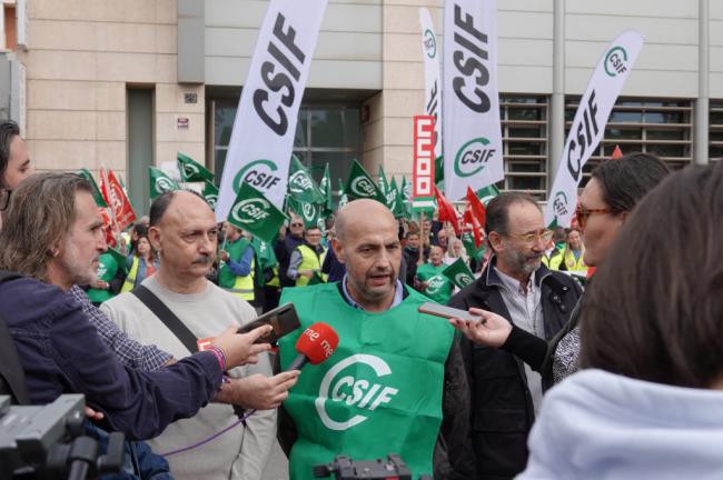 El 99% de los trabajadores de autobuses de Almería se une al paro