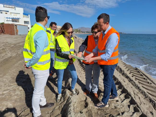 Costas aporta 50.000 m³ de arena en playas de Vera