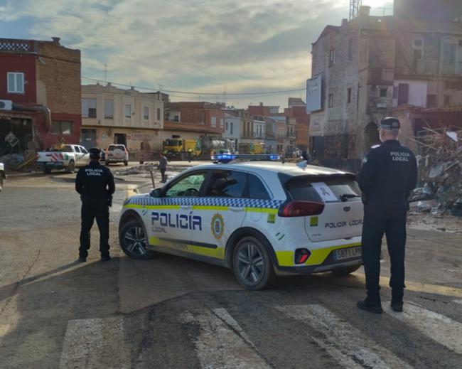 Policía Local de Adra refuerzan la seguridad en Catarroja tras la DANA