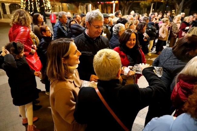 Coro Cristo de la Luz llena de música navideña la Plaza Párroco José Jiménez