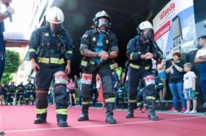 Cerca de 300 valientes en la carrera vertical de Torre Laguna