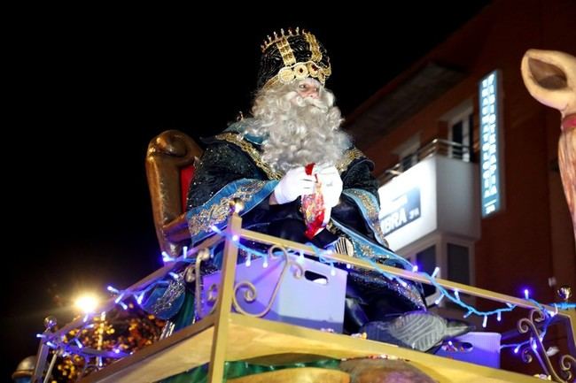 Espectacular Cabalgata de Reyes Magos ilumina El Ejido con alegría y caramelos