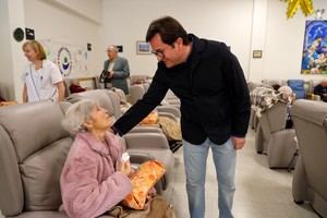 Los Reyes Magos alegran a pacientes y ancianos en El Ejido