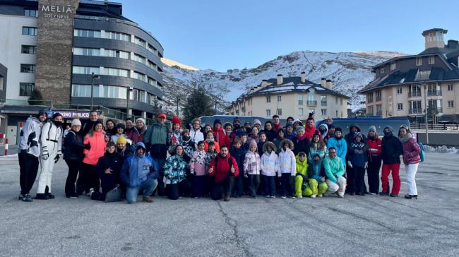 Más de 80 abderitanos disfrutan en Sierra Nevada