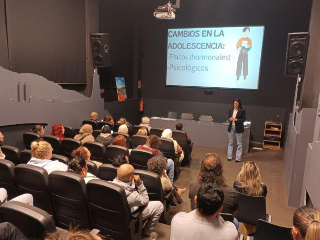 La Escuela de Familia de Adra celebra un coloquio sobre 'Cómo gestionar a mi hijo/a’