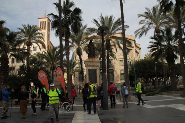 Más de 35 personas en una marcha inclusiva por el centro de Almería