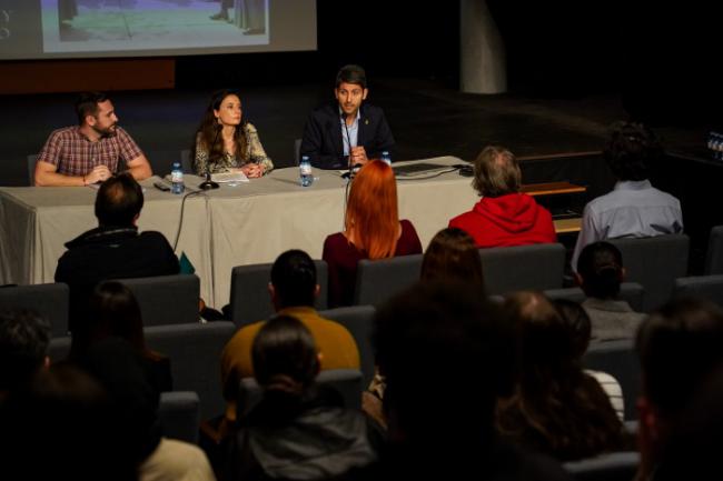 Ayuntamiento e IES Pablo Ruiz Picasso actualizan la visión de los alumnos por las Humanidades