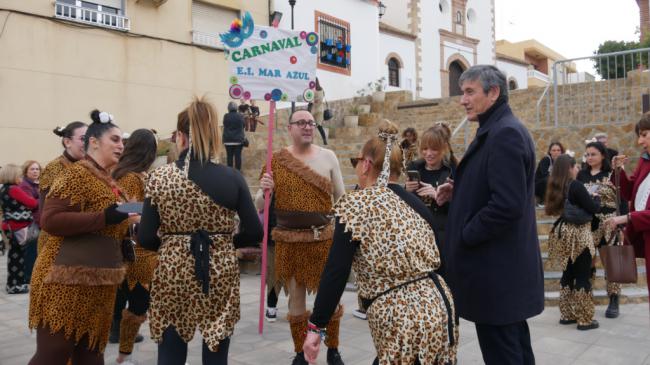 Los escolares de Adra llenan de color la calle Natalio Rivas con el pasacalles infantil