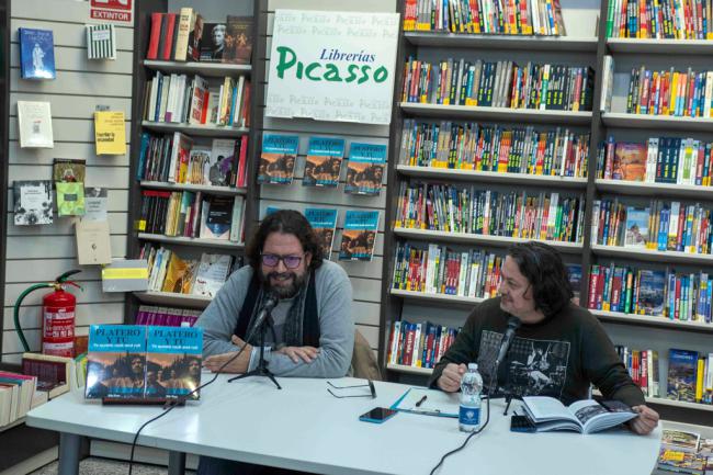 El rock and roll une a los lectores en la presentación del nuevo libro de Javier M. Alcaraz sobre Platero y Tú 
 