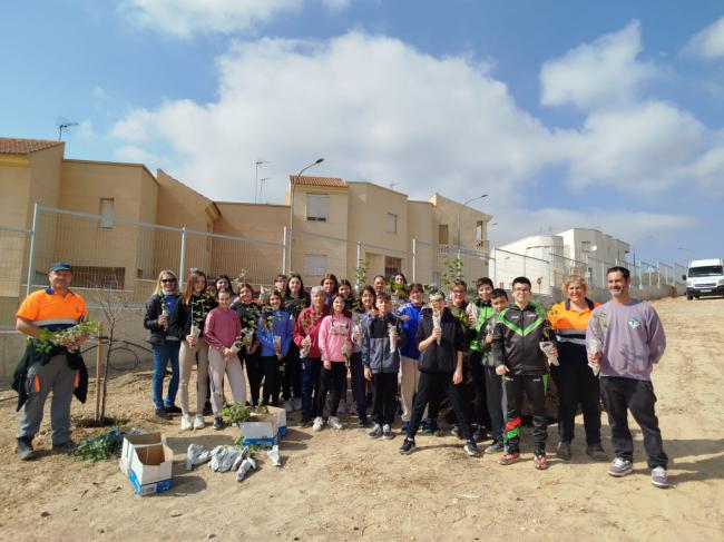 El Ayuntamiento de Huércal de Almería colabora con la plantación de 80 algarrobos en institutos y parques